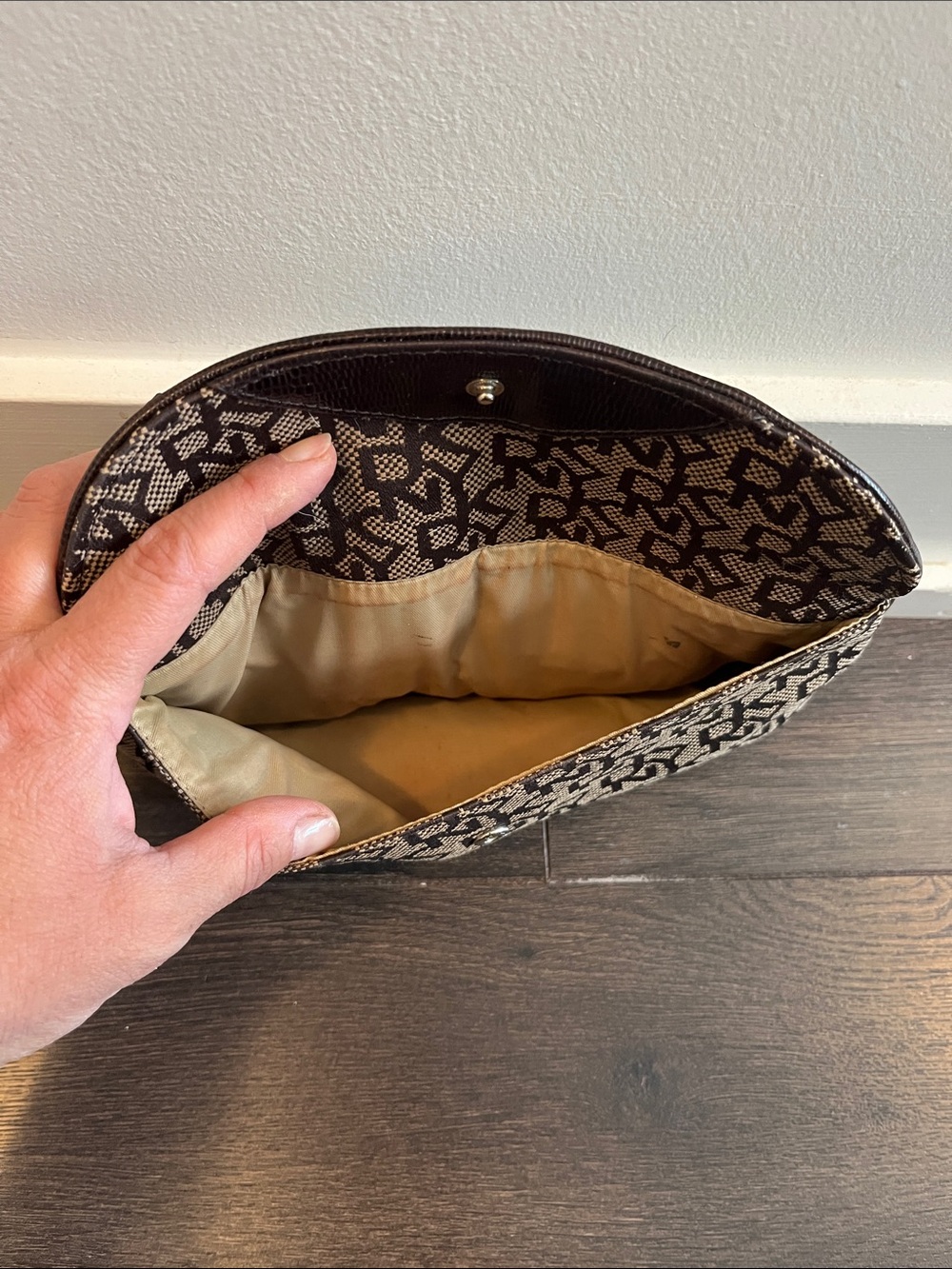 Y2K Dkny Brown & Cream Monogram Wristlet Clutch, like new - Picture 3 of 8
